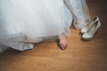 Obraz na płótnie Canvas Women shoes and wedding dress