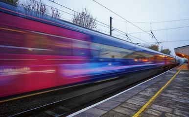 Naklejka premium Szybki pociąg na Great Western Mainline z Londynu