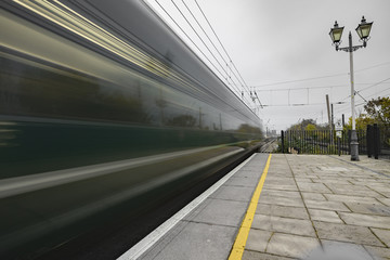 Obraz premium Szybki pociąg na Great Western Mainline poza Londynem