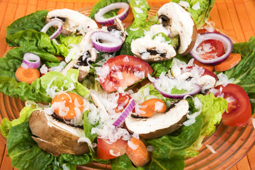 Leckerer Rohkost-Salat mit Pilzen und Tomaten