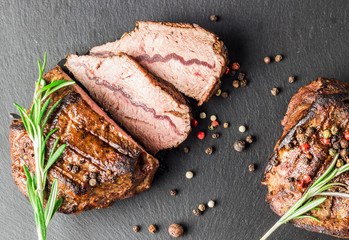 Стейк на каменной доске крупным планом