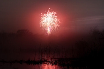 Feuerwerk am See im Nebel, Silvester 2017