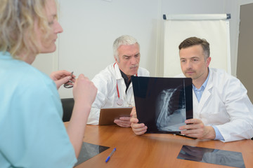Obraz premium doctors looking at x-ray