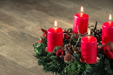 rote Kerzen auf dem Adventskranz