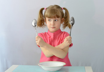 Child, kid,left-handed do not know which hand to hold a spoon