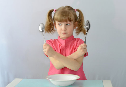 Child, Kid,left-handed Do Not Know Which Hand To Hold A Spoon