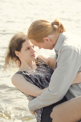 Obraz premium young couple on the seashore