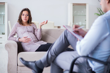 Obraz na płótnie Canvas Pregnant woman visiting psychologist doctor