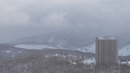 ホテルのある雪景色