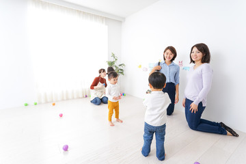 幼稚園の送り迎えをするビジネスウーマン