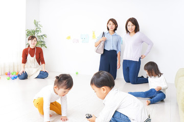 Fototapeta premium 幼稚園の送り迎えをするビジネスウーマン