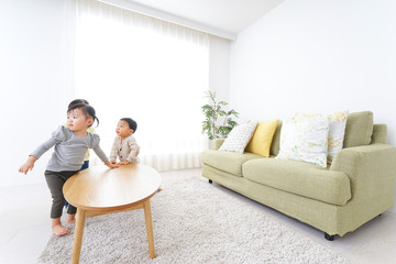 家で友だちと遊ぶ子供