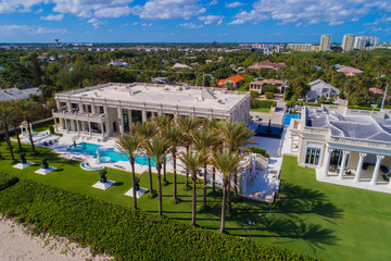 Fototapeta premium Multi million dollar mansions on the beach
