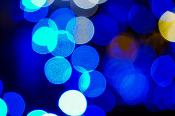 青色の玉ボケしたライト　大中小