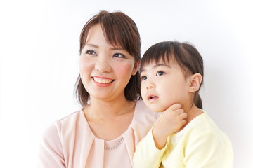 赤ちゃんを抱っこするお母さん