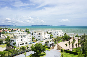 Obraz premium Beauty of blue sky and white village beside beach at Pattaya, Thailand.