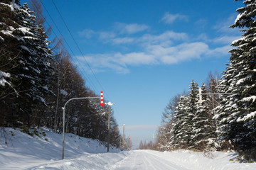 青空と雪の道