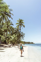 Blonde Frau am Strand von Bocas del Toro