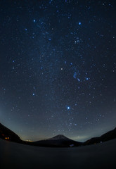 本栖湖から富士山と冬の星空