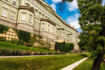 Obraz premium Facade of the Castle of Prague The ornate classical facade of the Castle of Prague with a straight walkway at its bottom.