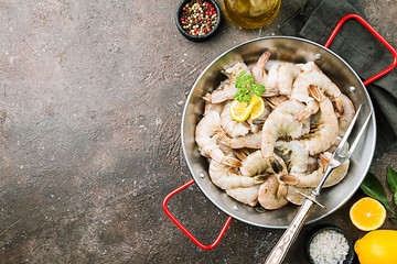 Raw shrimps with lemon