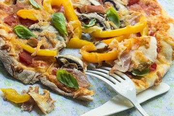 Pizza mit Paprika, Pilzen und Parmaschinken  aus dem Holzofen