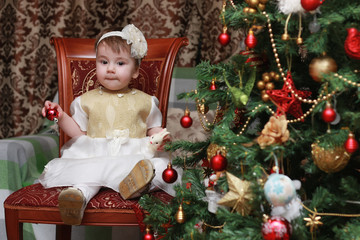 child decorate the Christmas tree toy