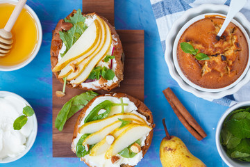 Sandwiches with cottage cheese, honey, pear, nuts and chocolate cupcakes with mint tea.