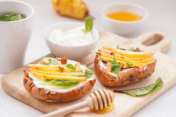 Sandwiches with cottage cheese, honey, pear and nuts.