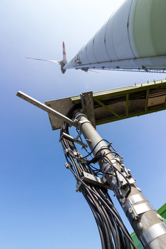 Kabelgewirr an Windkraftanlage