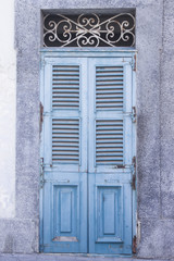 Blaue Tür aus verwittertem Holz im mediterranem Stil