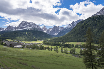 Italien, Dolomiten, Hochpustertal, Naturpark Drei Zinnen, Blick auf die Gemeinde Moos.