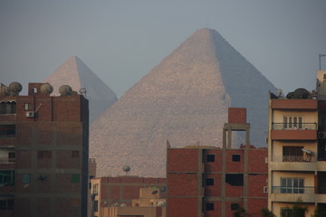 This room has fine view of the Great Pyramid