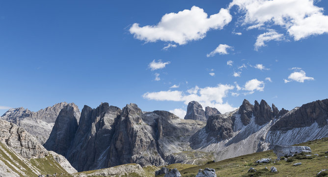 Italien, Dolomiten, Hochpustertal, Naturpark Drei Zinnen, Vordergrund die Oberbachernspitzen 2675 m.