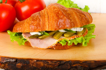 Croissat with ham and cucumbers