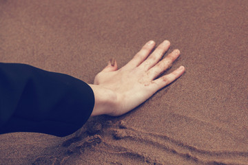 Fototapeta na wymiar the girl is hand on the sand