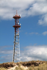 Funktmast hinter einer D&uuml;ne