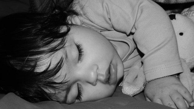 bambina che dorme in bianco e nero