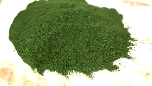 Spirulina, Pulver auf einem 

Drehteller
