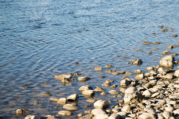 Wasser und Steine, ruhiges Gewässer
