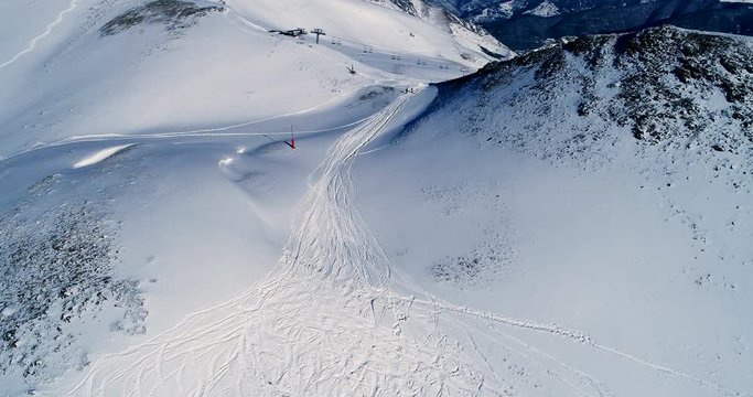 Vue a&eacute;rienne au dessus d'une piste de ski au sommet de la montagne - neige monter descendre montagne vacances tourisme voyage sport skieur soleil