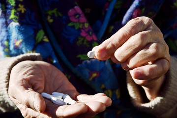 Obraz na płótnie Canvas Tablet in old wrinkled hands of grandmother