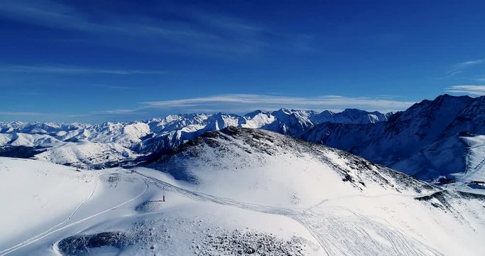 Vol vers la piste de ski sur une montagne enneig&eacute;e - neige monter descendre montagne vacances tourisme voyage sport skieur soleil