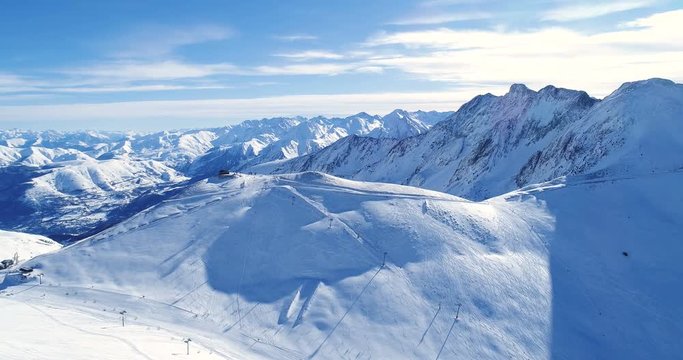 Vol avec un drone au dessus d'un télésiège et d'une piste de ski - neige câble siège monter descendre montagne vacances tourisme voyage sport skieur soleil