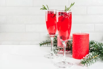 Tuinposter Christmas morning red cranberry mimosa with rosemary, white marble background copy space with christmas decorations © ricka_kinamoto