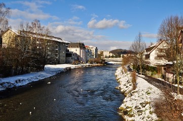 Fototapeta na wymiar Stadt Adliswil im Winter und Schnee mit Fluss Sihl im Zentrum, Sihltal, Kanton Zürich, Schweiz