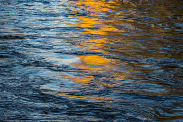 Farbiges Muster auf Wasseroberfläche