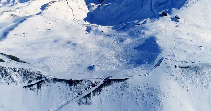 Vue aérienne de skieurs en train de skier sur une piste de ski enneigée - neige monter descendre montagne vacances tourisme voyage sport skieur soleil