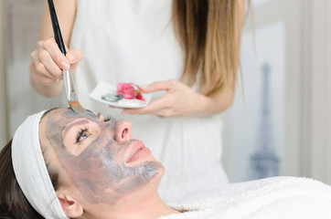 Obraz na płótnie Canvas Face peeling clay mask in spa beauty salon