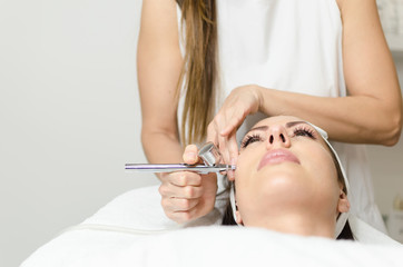 Obraz na płótnie Canvas Girl enjoying in oxygen treatment face skin in beauty spa